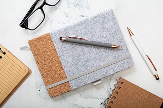 Blok A5 z RPET plsti a přírodního korku s recyklovanou bavlnou, šedá