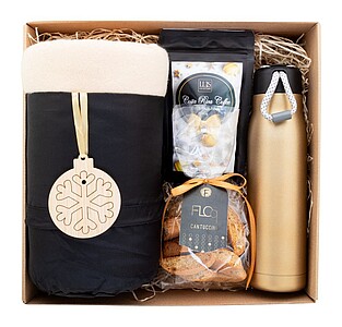 Cestovní dárková sada obsahující polární deku RPET, termosku, kávu Costa Rica (40 g), řemeslné cantuccini (100 g) a ozdobu na stromeček - reklamní předměty