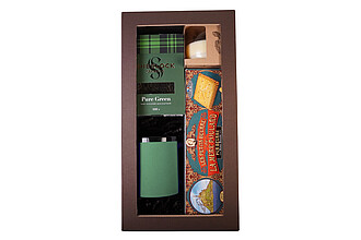 DARELA GREEN Sada obsahující francouzské sušenky, sypaný čaj, svíčku a zelený hrnek, v dárkové krabici - reklamní předměty