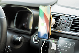 Držák na mobil s nabíječkou