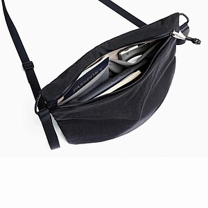 Extra lehká crossbody taška, černá