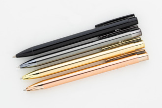 Hliníková propiska s lesklým povrchem, tmavě šedá