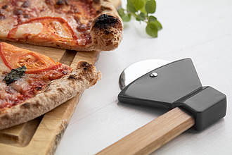 Kráječ na pizzu ve tvaru sekery
