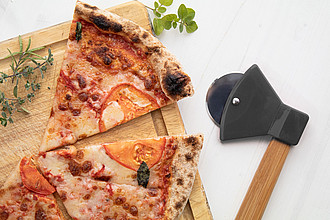 Kráječ na pizzu ve tvaru sekery