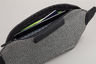 LIVADINA Nevykradnutelná ledvinka na festivaly z neprořízutelného materiálu