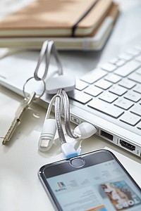 Nabíjecí kabel s třemi konektory, bílá