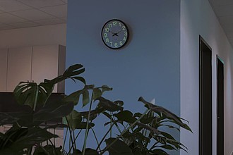 Nástěnné hodiny s fluorescentními číslicemi a ručičkami