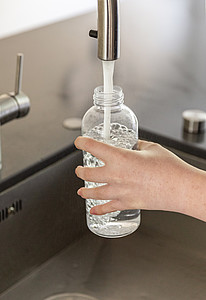 Nepropustná lahev s kovovým uzávěrem 620 ml, průhledné