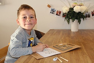Omalovánky s pastelkama, gumou a ořezávátkem