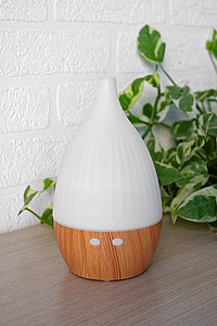 OZDEMIR Stolní aromadifuzér z recyklovaného plastu s LED světlem