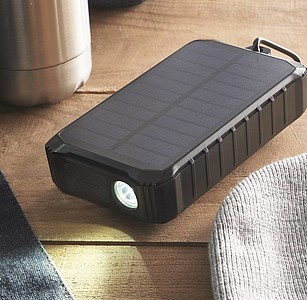 Powerbanka 8000mAh se solárním panelem, světlem a ručním dynamem
