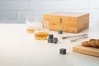 Set na whiskey v bambusové krabici