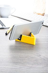 Skládací stojánek na mobil nebo tablet, žlutý