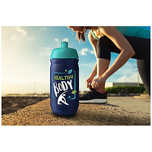 Láhev na pití 500ml, tělo je bílé z pružného plastu, víčko je světle zelené