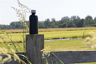 Láhev na sycené nápoje z recyklované oceli, objem 800 ml, černá